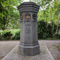 Monument commemorating the harbor.jpg